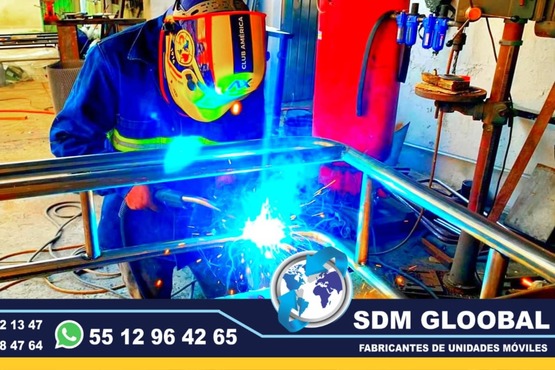 En Sdm Global Mexico Fabricacion conversion equipamiento y venta de Ambulancias de traslado en Mexico, somos fabricantes directos en Mexico. Sdm Global Mexico empresa 100% especializada en la venta fabricación conversión equipamiento de diferentes tipos de ambulancias de traslado y vehículos de emergencia, ofreciendo soluciones personalizadas para diversas necesidades en el mercado nacional.Dedicados a la fabricación de ambulancias y patrullas, ofreciendo servicios relacionados con la seguridad y emergencias, venta de unidades médicas móviles y ambulancias, además de carrocerías industriales,Somos un fabricante mexicano con más de 15 años de experiencia, especializado en la fabricación y comercialización de ambulancias y vehículos de rescate, con un enfoque en la alta calidad y el cumplimiento de normativas mexicanas.Diseñamos y equipamos ambulancias con la tecnología y los materiales necesarios para asegurar funcionalidad y seguridad, cumpliendo con las normativas mexicanas.En Sdm Global Mexico nos dedicamos a la Fabricacion conversion equipamiento y venta de Unidades Moviles Medicas Especiales en Mexico somos fabricantes directos en Mexico.